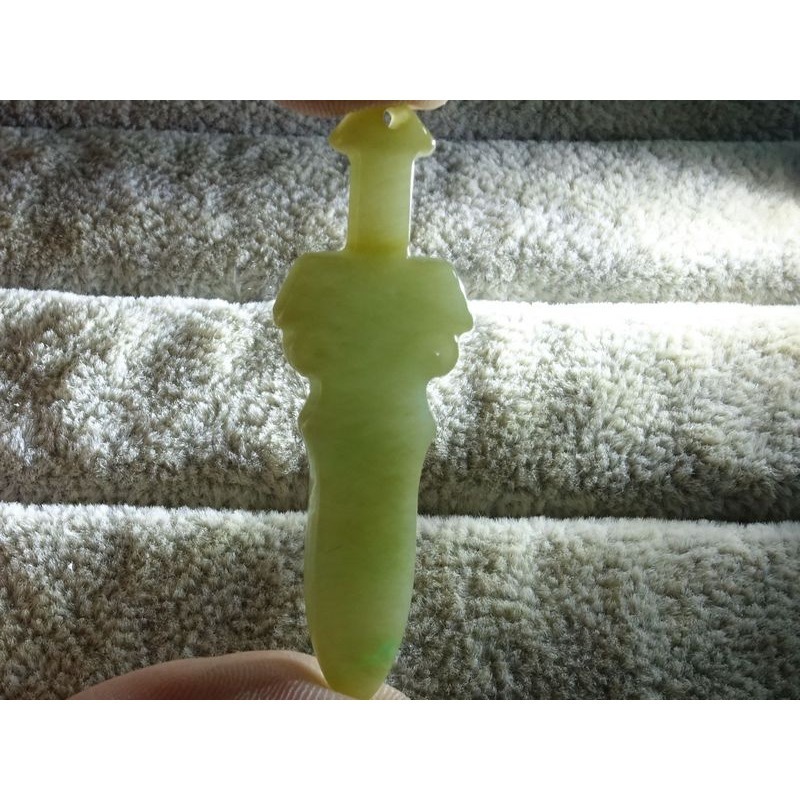 清貨不議價888元~天然緬甸玉A貨/微黃微綠，寶劍玉墜~附證附繩鍊~(38Z709)~孫裴筠-細節圖7
