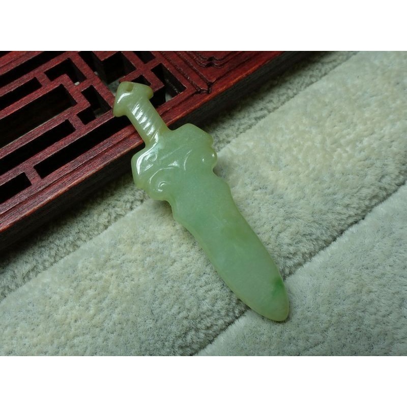 清貨不議價888元~天然緬甸玉A貨/微黃微綠，寶劍玉墜~附證附繩鍊~(38Z709)~孫裴筠-細節圖8