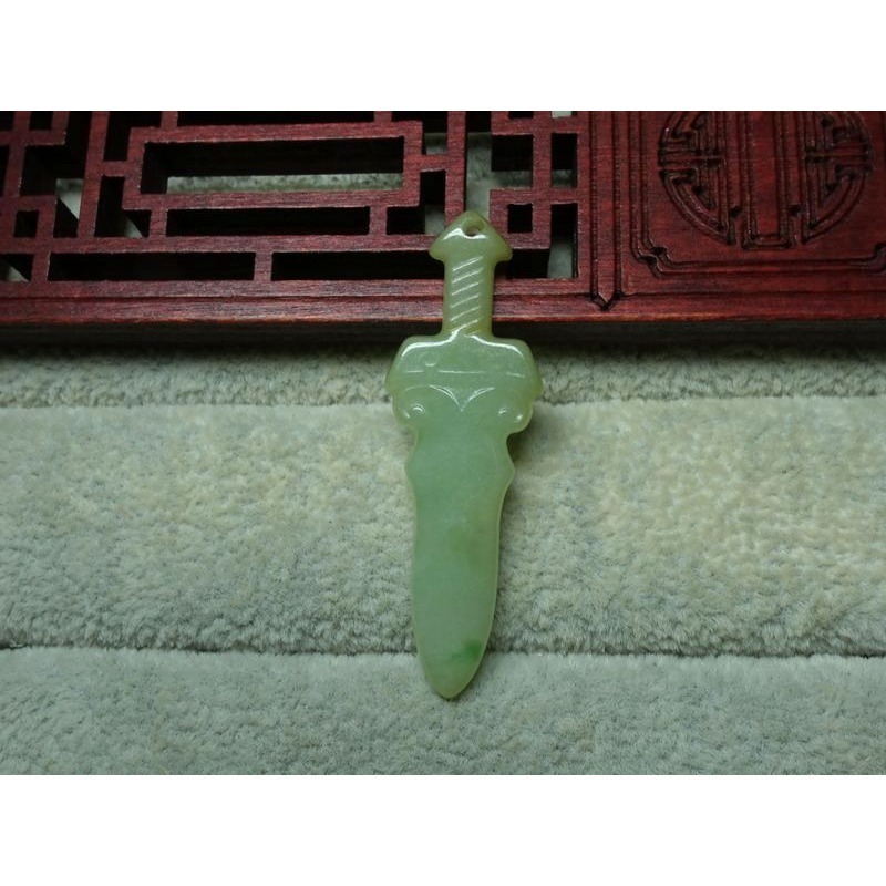 清貨不議價888元~天然緬甸玉A貨/微黃微綠，寶劍玉墜~附證附繩鍊~(38Z709)~孫裴筠-細節圖9