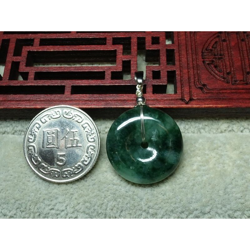 清貨不議價1200元~天然緬甸玉A貨/飄綠，平安扣玉墜~附證附墜頭~(66Z1372)~孫裴筠-細節圖3