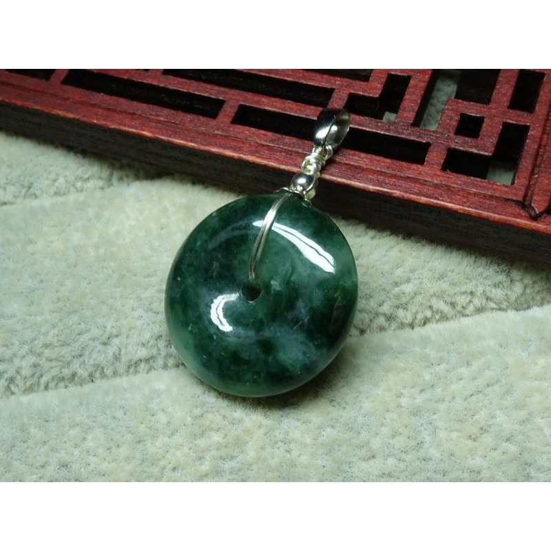 清貨不議價1200元~天然緬甸玉A貨/飄綠，平安扣玉墜~附證附墜頭~(66Z1372)~孫裴筠-細節圖6