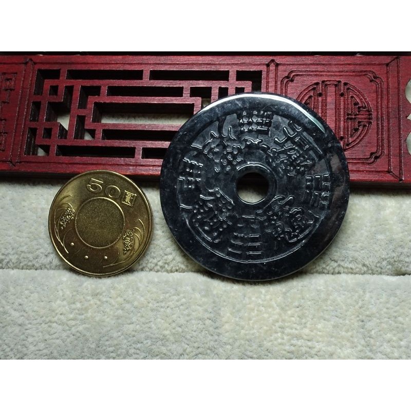 清貨不議價1300元~天然翡翠緬甸玉A貨/烏雞，山鬼錢花玉墜~附證附繩鍊~(27Z1456)~孫裴筠-細節圖4
