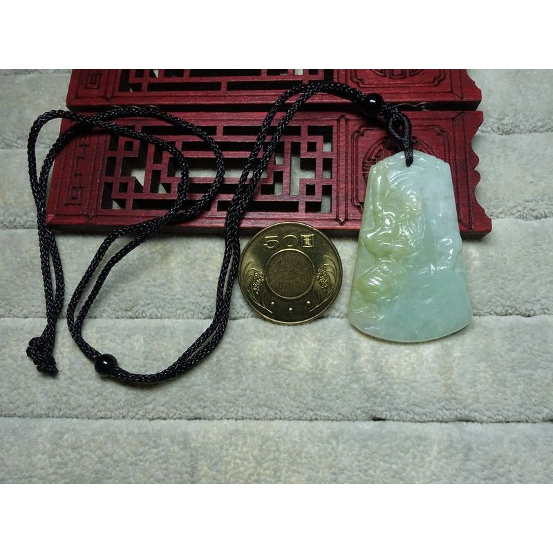清貨不議價1280元~天然緬甸玉A貨/微黃，關公玉墜~附證附繩鍊~(73Z1119)~孫裴筠-細節圖3