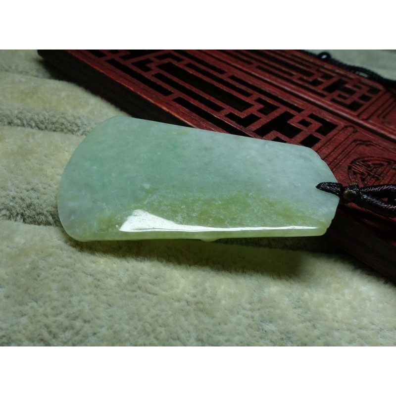 清貨不議價1280元~天然緬甸玉A貨/微黃，關公玉墜~附證附繩鍊~(73Z1119)~孫裴筠-細節圖6