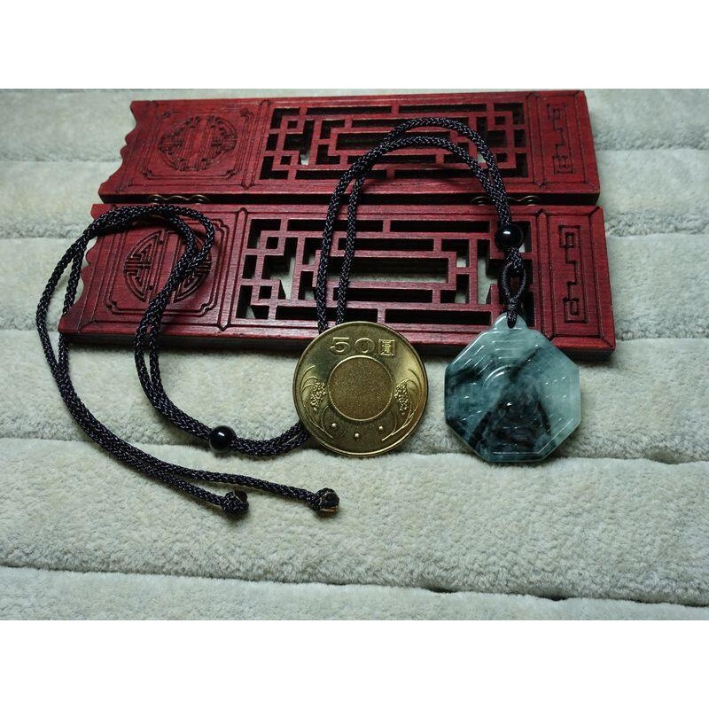 天然緬甸玉A貨/飄黑花，八卦玉墜~出清不議價999元~附證附繩鍊~(94Z551)~清貨~孫裴筠-細節圖3