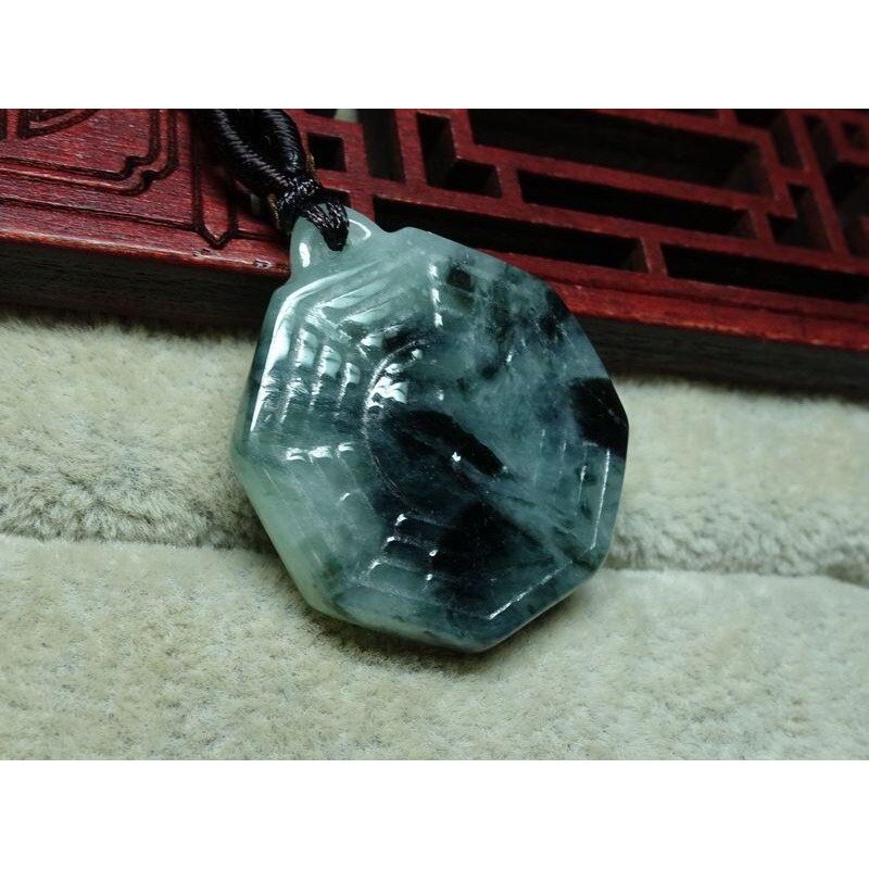 天然緬甸玉A貨/飄黑花，八卦玉墜~出清不議價999元~附證附繩鍊~(94Z551)~清貨~孫裴筠-細節圖5