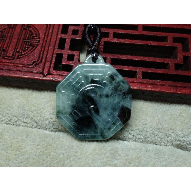 天然緬甸玉A貨/飄黑花，八卦玉墜~出清不議價999元~附證附繩鍊~(94Z551)~清貨~孫裴筠-細節圖6