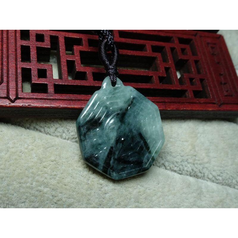 天然緬甸玉A貨/飄黑花，八卦玉墜~出清不議價999元~附證附繩鍊~(94Z551)~清貨~孫裴筠-細節圖7