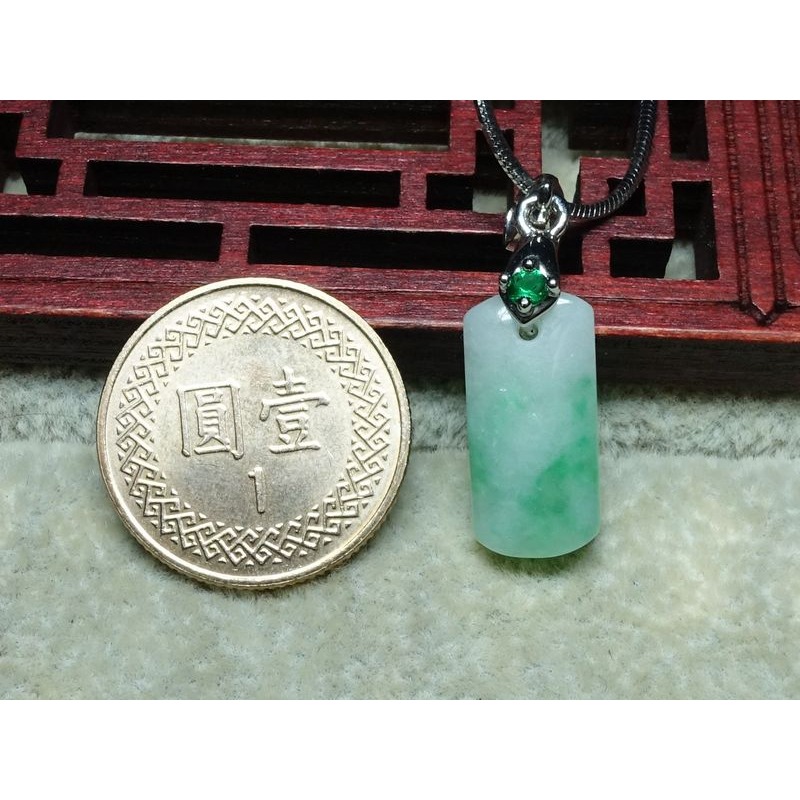 天然翡翠緬甸玉A貨/飄綠，小方牌玉墜~出清不議價1280元~附證附鍊附墜頭~(36Z1251)~孫裴筠-細節圖4