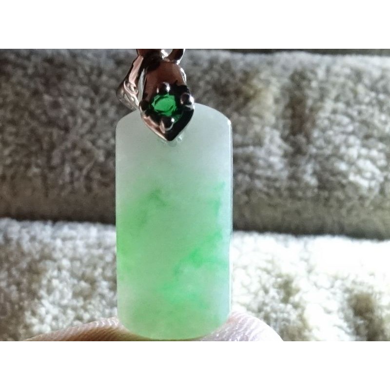 天然翡翠緬甸玉A貨/飄綠，小方牌玉墜~出清不議價1280元~附證附鍊附墜頭~(36Z1251)~孫裴筠-細節圖6