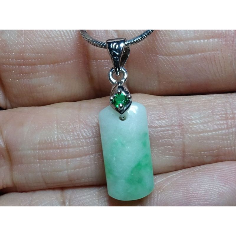 天然翡翠緬甸玉A貨/飄綠，小方牌玉墜~出清不議價1280元~附證附鍊附墜頭~(36Z1251)~孫裴筠-細節圖7