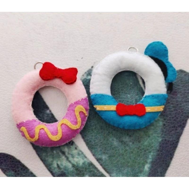 🇹🇼現貨 親手縫更有愛《🍀幸福四葉草🍀》《一組2入米奇米妮 唐老鴨 甜甜圈掛飾》diy材料包/不織布免裁剪/批發/文創-細節圖4