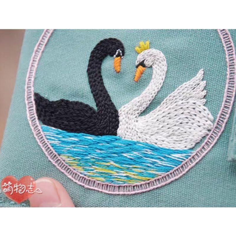 【Diy親手縫更有愛♡現貨】《天鵝錢包段夾2款》刺繡材料包/免裁剪/批發/文創/療癒/團購/孕期手作/親子手作/優雅手作-細節圖6