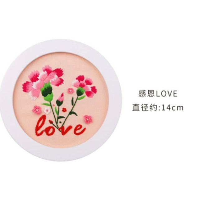 【Diy親手縫更有愛♡現貨】《含繡繃康乃馨刺繡口金包》材料包/免裁剪/批發/文創/療癒/親子手作/優雅手作-細節圖3