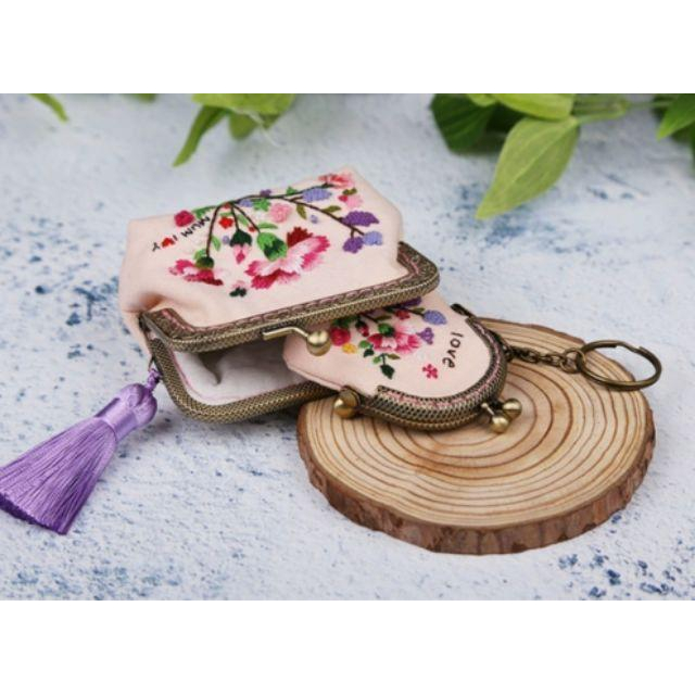 【Diy親手縫更有愛♡現貨】《含繡繃康乃馨刺繡口金包》材料包/免裁剪/批發/文創/療癒/親子手作/優雅手作-細節圖5
