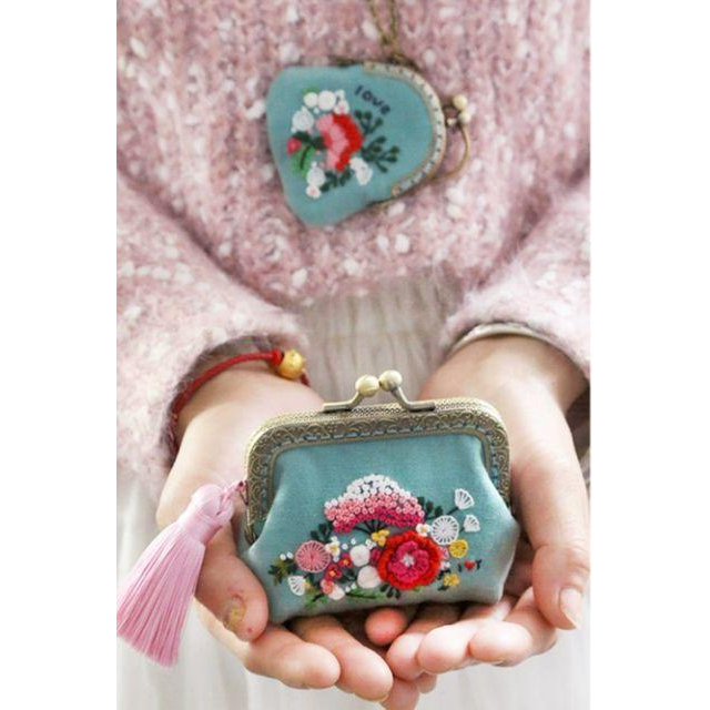 【Diy親手縫更有愛♡現貨】《含繡繃康乃馨刺繡口金包》材料包/免裁剪/批發/文創/療癒/親子手作/優雅手作-細節圖7