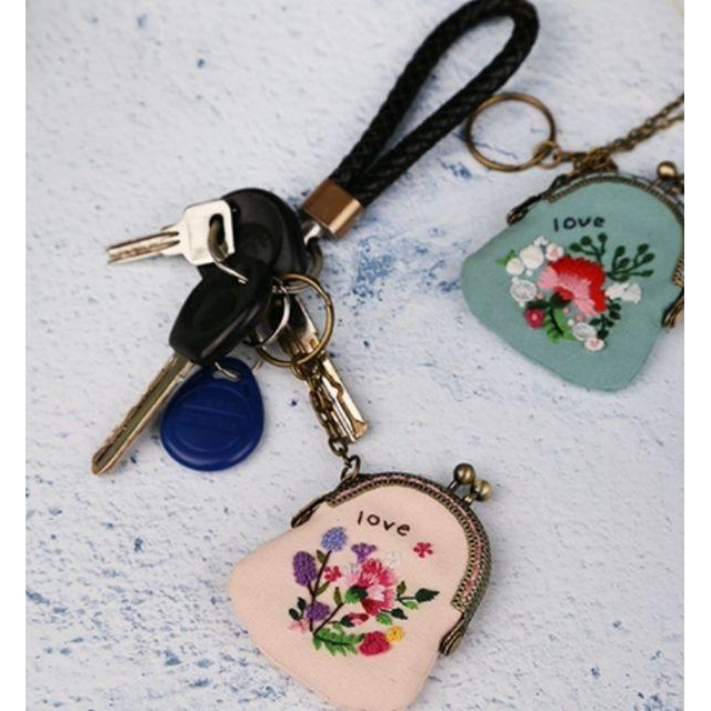 【Diy親手縫更有愛♡現貨】《含繡繃康乃馨刺繡口金包》材料包/免裁剪/批發/文創/療癒/親子手作/優雅手作-細節圖8