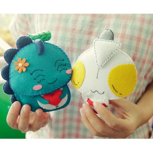 🇹🇼現貨 親手縫更有愛【🍀幸福四葉草🍀】《鹹蛋超人小怪獸鑰匙套 一組2入》不織布材料包/免裁剪/批發/文創客製/親子手作-細節圖2