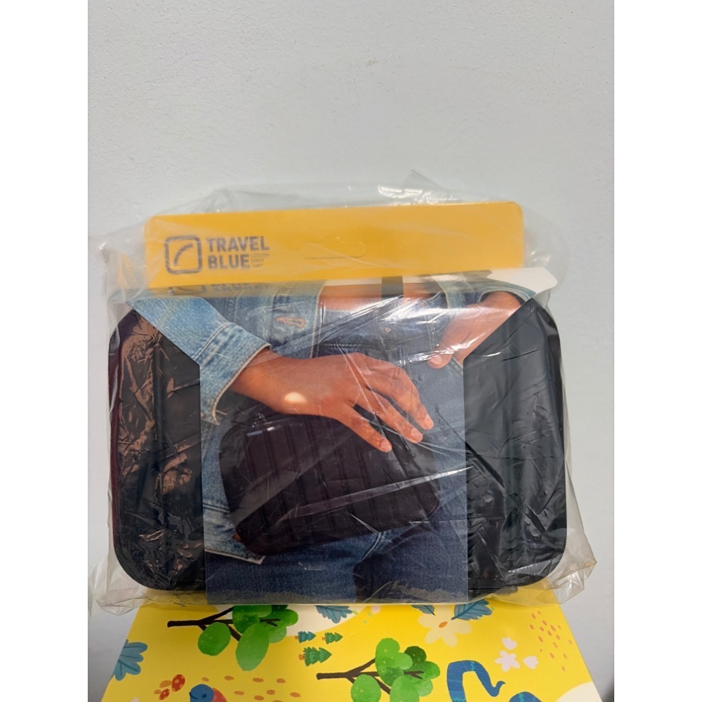 Travel Blue 親膚烤漆斜背包 軍綠色 全新 官網正品-細節圖4