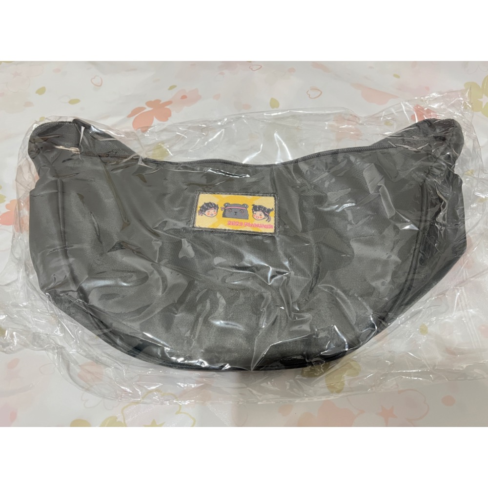 只有一組！活動聯名款【小學課本的逆襲 時尚半月包(黑色)+手機夾片掛繩組(綠色掛繩+璀璨星空風夾片)】組合價！無印良品風-細節圖2