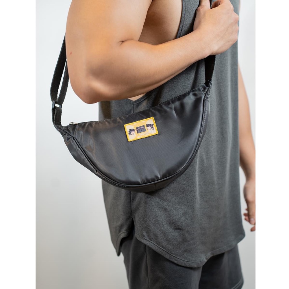 只有一組！活動聯名款【小學課本的逆襲 時尚半月包(黑色)+手機夾片掛繩組(綠色掛繩+璀璨星空風夾片)】組合價！無印良品風-細節圖7