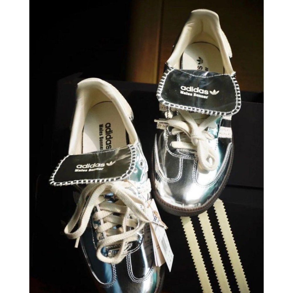 adi X WALES聯名款休閒鞋 銀白色｜液態銀｜銀色｜蕾絲｜咖啡底｜皮革｜平底鞋｜男女通用款鞋-細節圖4