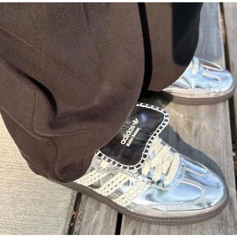 adi X WALES聯名款休閒鞋 銀白色｜液態銀｜銀色｜蕾絲｜咖啡底｜皮革｜平底鞋｜男女通用款鞋-細節圖7