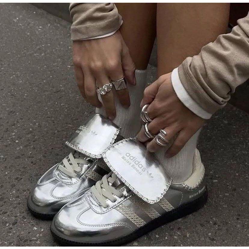 adi X WALES聯名款休閒鞋 銀白色｜液態銀｜銀色｜蕾絲｜咖啡底｜皮革｜平底鞋｜男女通用款鞋-細節圖8