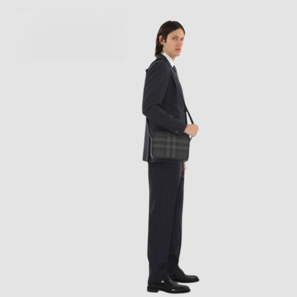 B Muswell bag 炭灰色革紋金屬Logo 拉鍊包｜隨身包｜隨行包｜肩背包｜斜肩包｜公事包｜環保皮革｜男女通用款-細節圖3
