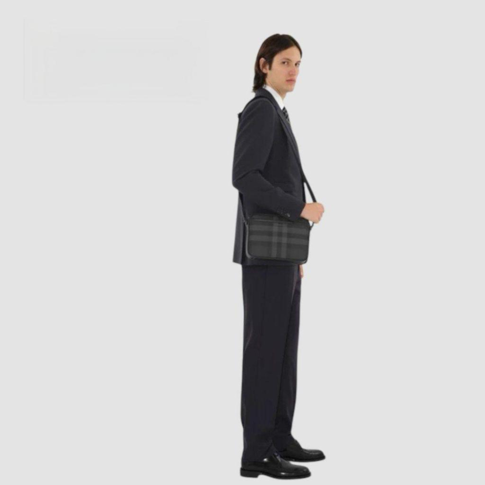 B Muswell bag 炭灰色革紋金屬Logo 拉鍊包｜隨身包｜隨行包｜肩背包｜斜肩包｜公事包｜環保皮革｜男女通用款-細節圖4