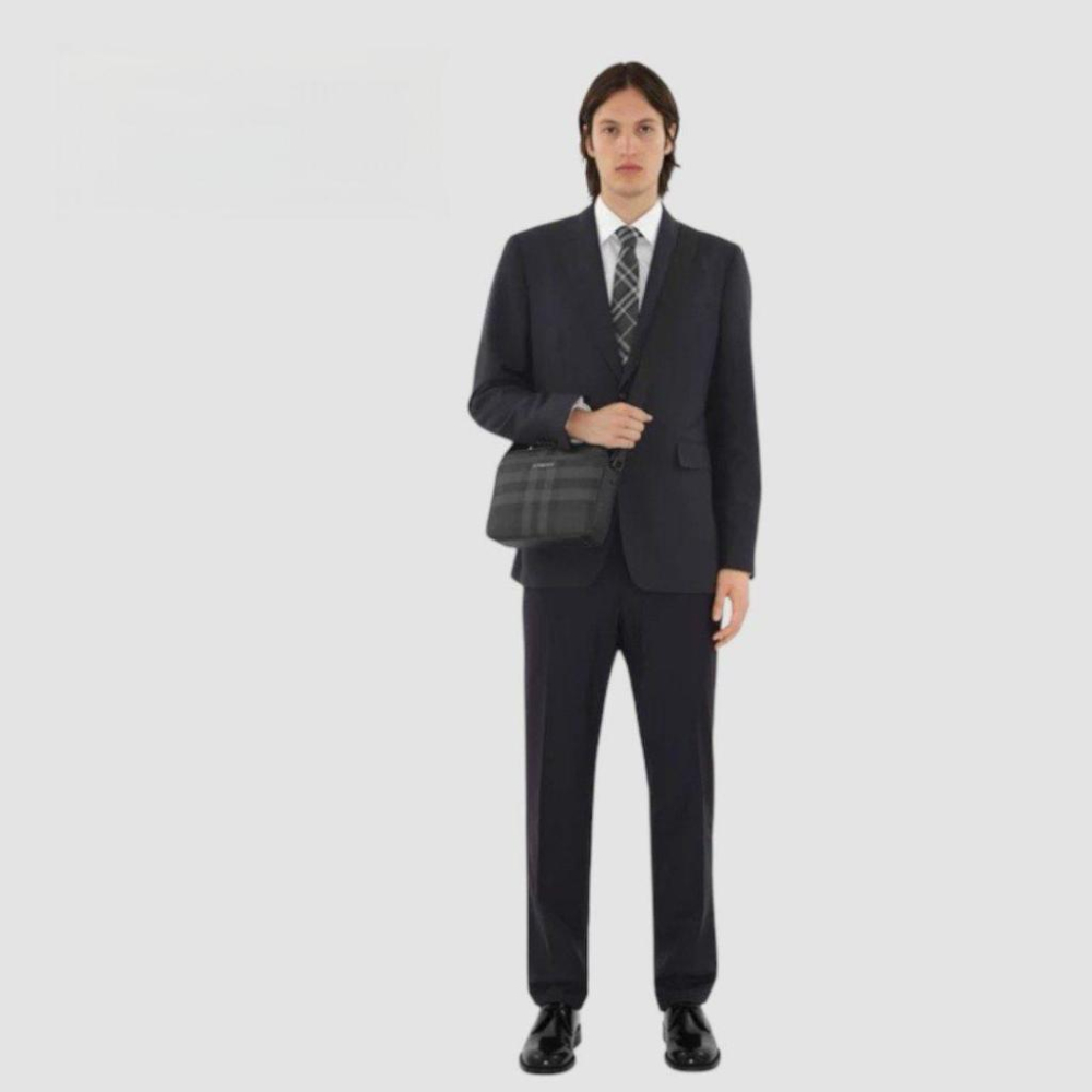 B Muswell bag 炭灰色革紋金屬Logo 拉鍊包｜隨身包｜隨行包｜肩背包｜斜肩包｜公事包｜環保皮革｜男女通用款-細節圖5
