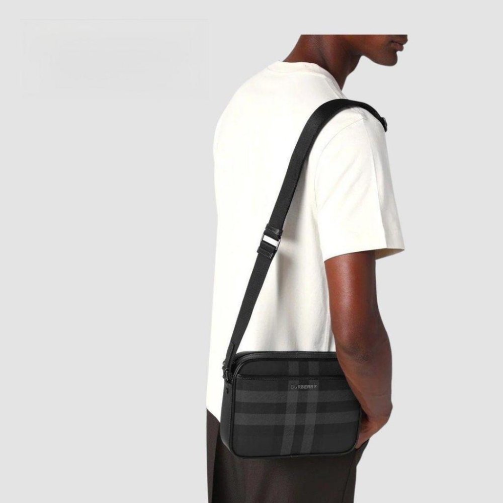 B Muswell bag 炭灰色革紋金屬Logo 拉鍊包｜隨身包｜隨行包｜肩背包｜斜肩包｜公事包｜環保皮革｜男女通用款-細節圖6