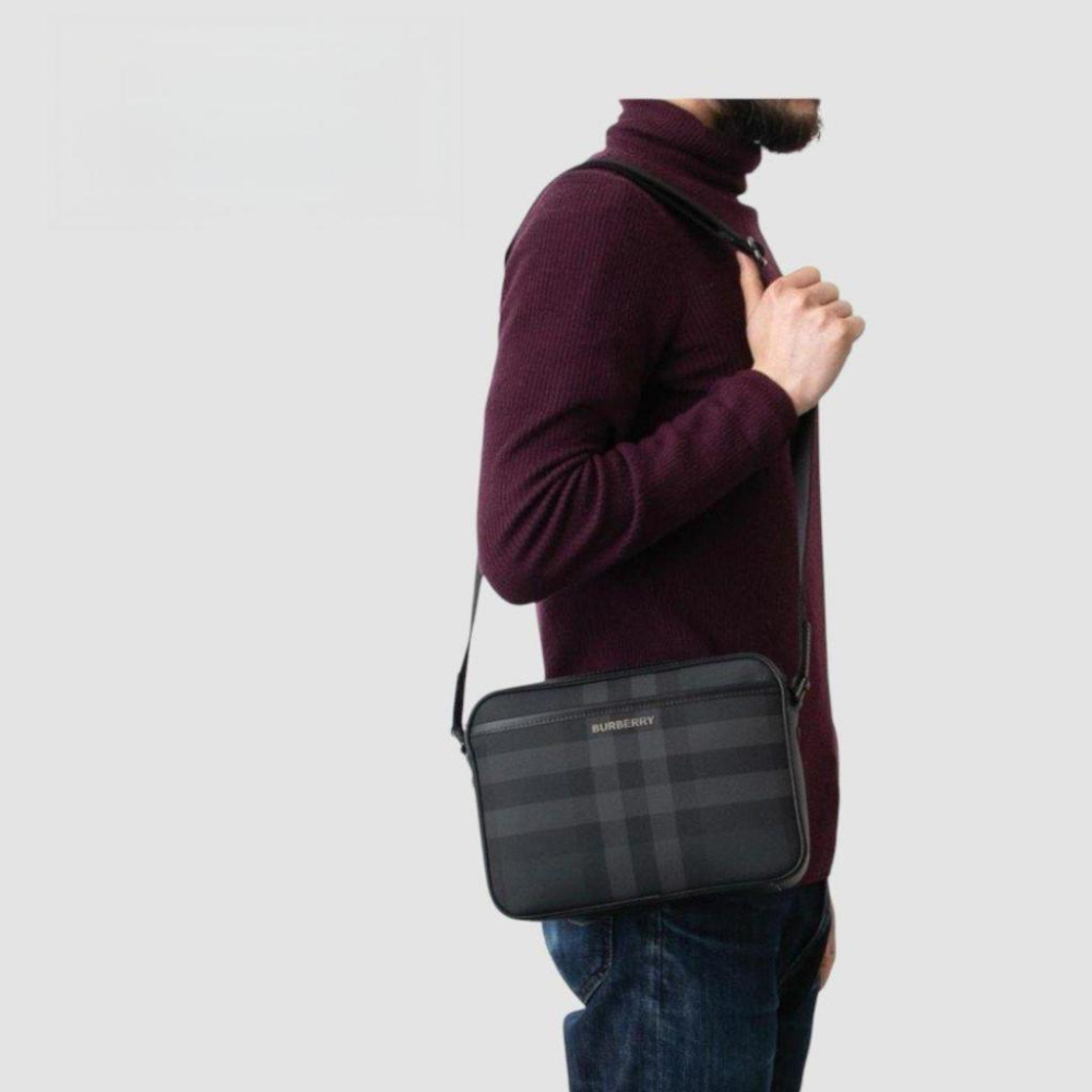 B Muswell bag 炭灰色革紋金屬Logo 拉鍊包｜隨身包｜隨行包｜肩背包｜斜肩包｜公事包｜環保皮革｜男女通用款-細節圖7