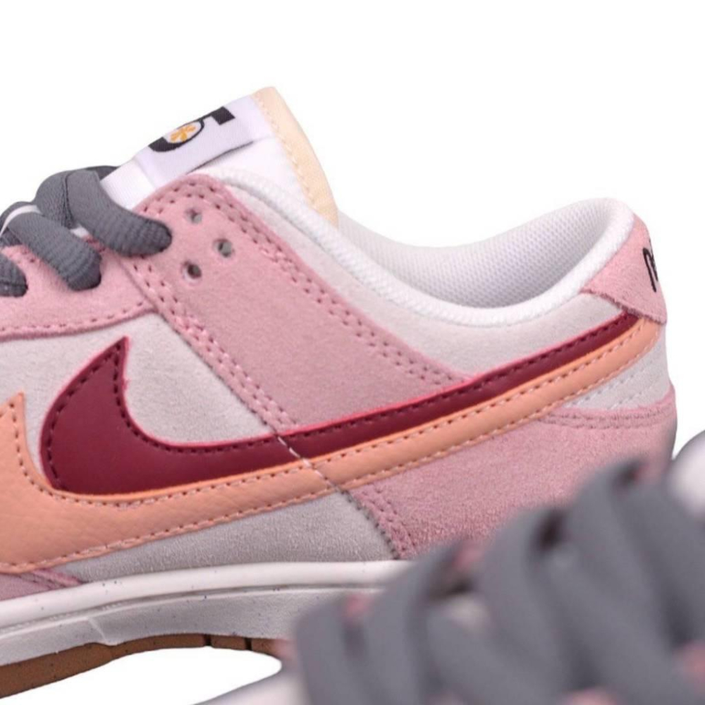 👟 Dunk Low SE 85 雙勾/粉白/椰奶粉深灰 DO9457-120 女款鞋-細節圖7