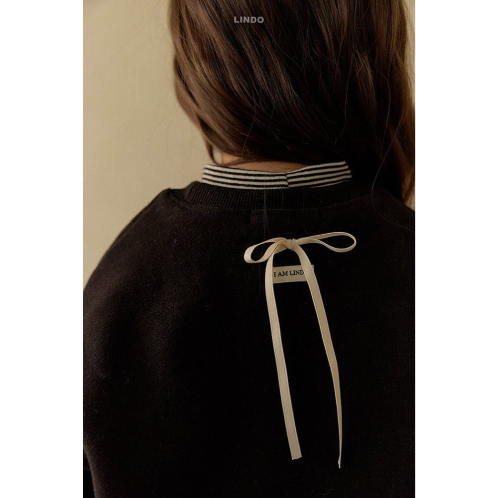 25冬 正韓 lindo 簡約質感 後蝴蝶結 大學Ｔ 兩色-細節圖3