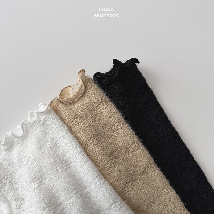 25冬 正韓 lindo 氣質壓紋 木耳邊 內搭 微高領 素Ｔ 三色-細節圖7