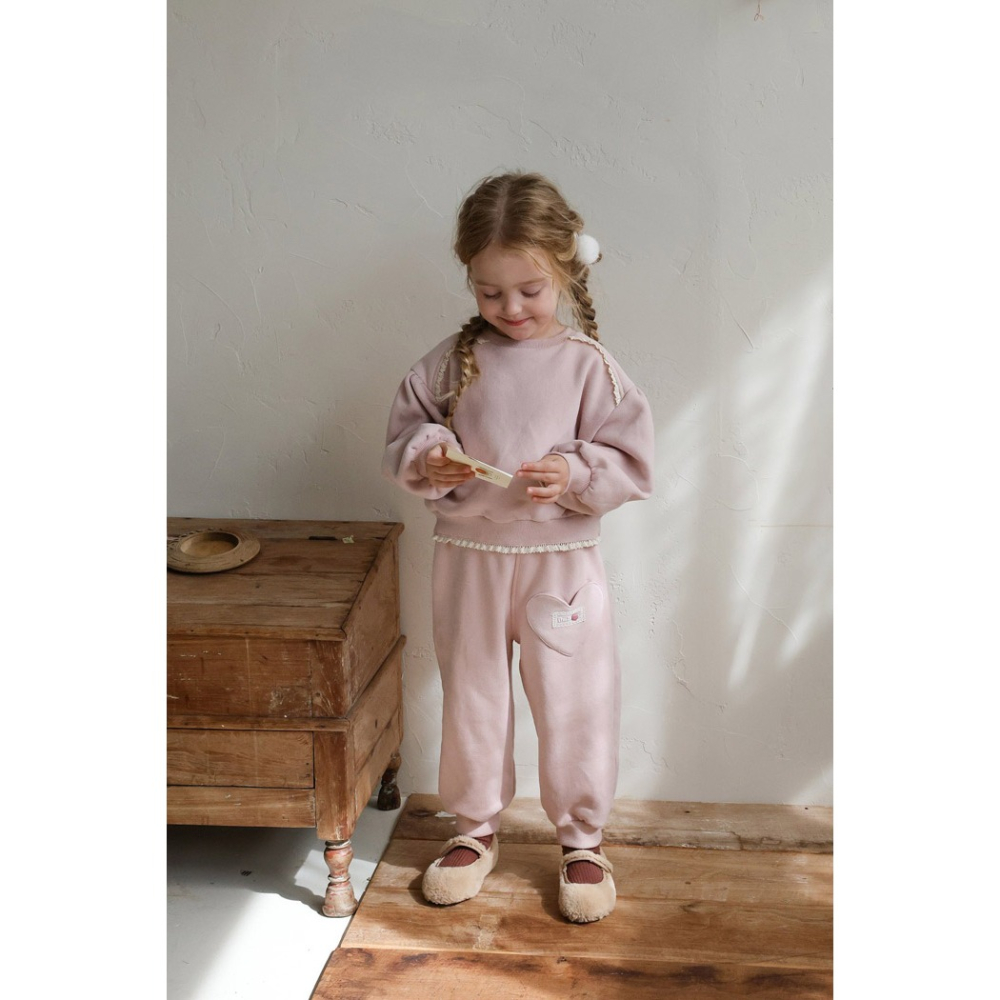 25冬 正韓 FLO 布蕾花邊 大學Ｔ （兩色）-細節圖2