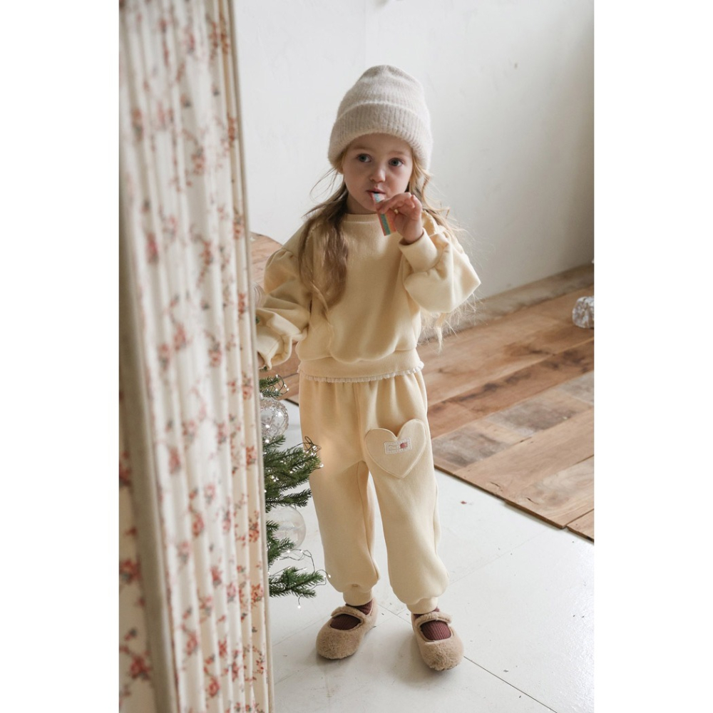 25冬 正韓 FLO 布蕾花邊 大學Ｔ （兩色）-細節圖4