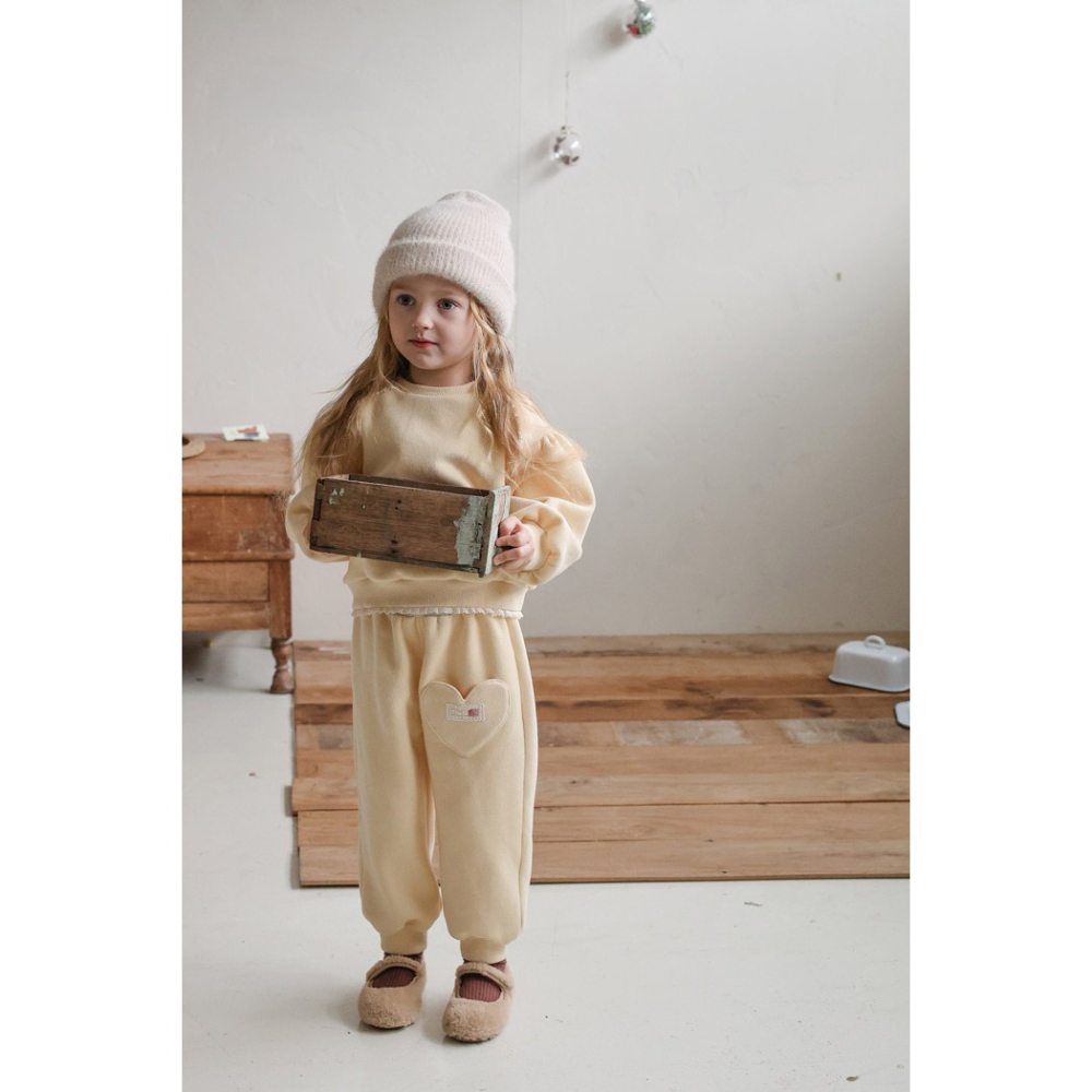 25冬 正韓 FLO 布蕾花邊 大學Ｔ （兩色）-細節圖5