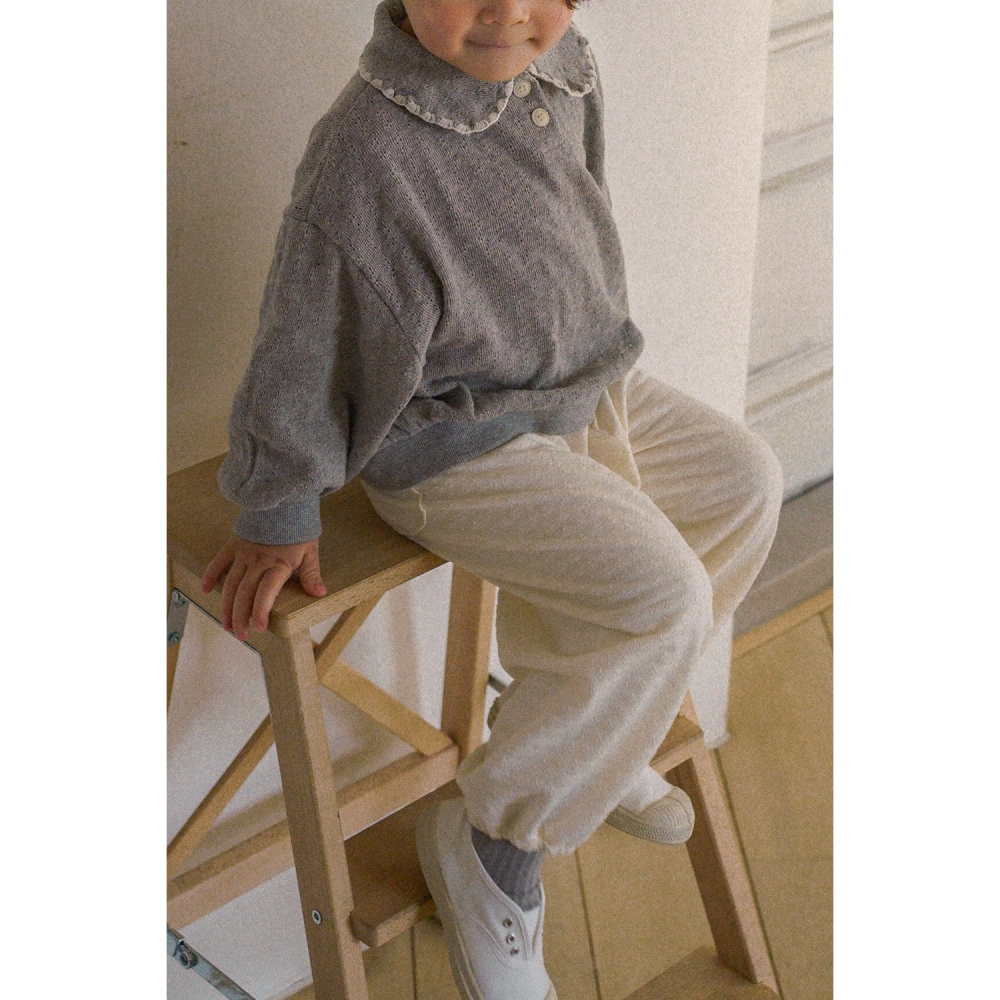 26春 正韓 onu｜Urban Soft Daily 柔感日常 壓紋刺繡邊上衣（70-115cm) 大推款-細節圖3