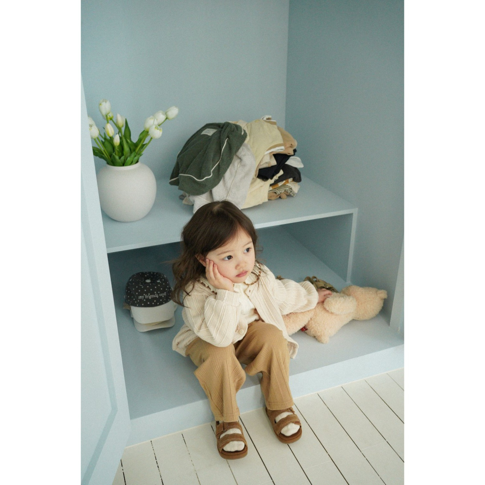 26春 正韓 onu｜Urban Soft Daily 柔感日常 壓紋刺繡邊上衣（70-115cm) 大推款-細節圖6