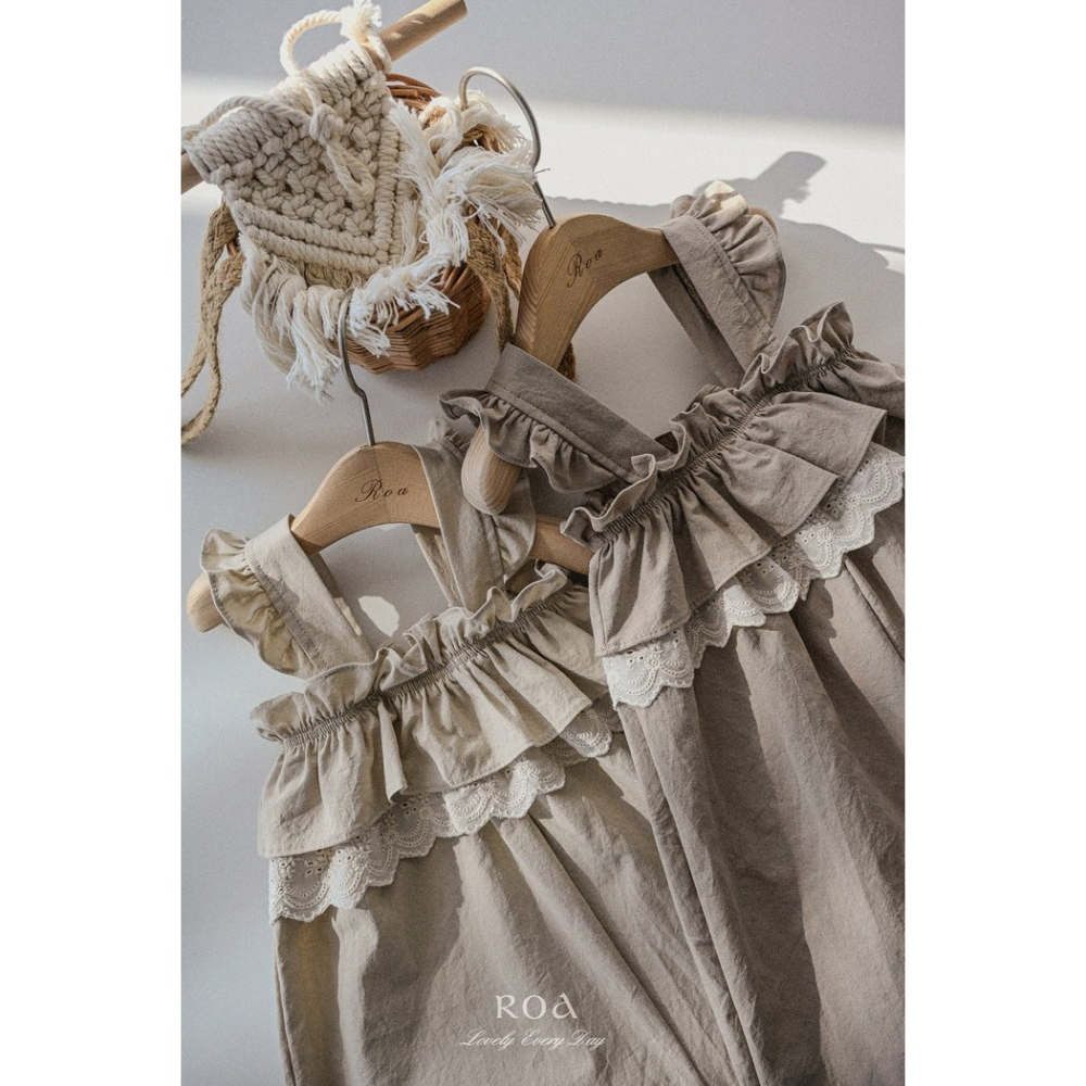 26春 正韓 ROA｜Lovely Every Day｜花瓣領溫柔吊帶褲-細節圖6