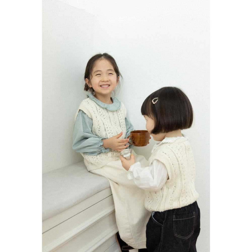 26春 正韓 ALADIN｜Gentle Days 壓紋蕾絲 波浪領縮口上衣-細節圖4