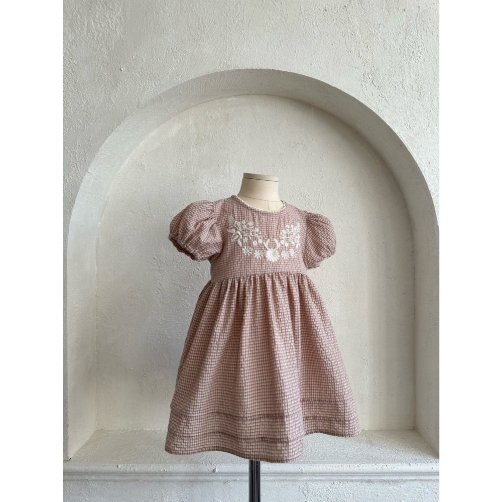 26夏 正韓 monbebe 清新刺繡 格紋洋裝 幼童款（另有baby款）-細節圖2