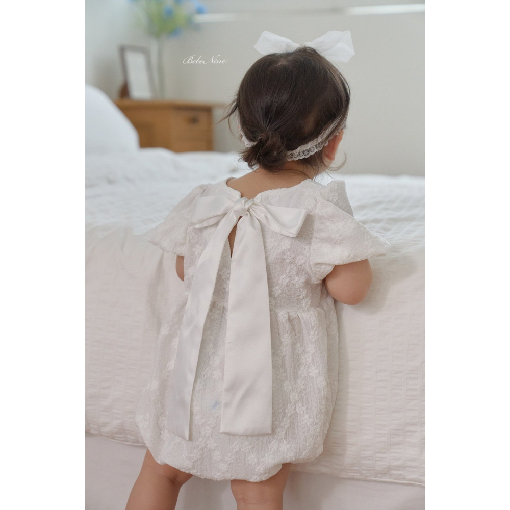 26夏 正韓 BEBENINE｜Milk Beige 氣質壓花 綁帶蝴蝶結 包屁衣 baby款-細節圖2
