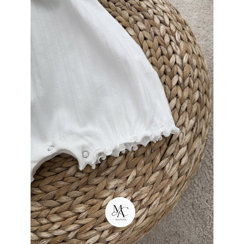 26夏 正韓 MACBEBE｜Pure Baby 質感壓紋 木耳邊 連身褲-細節圖5