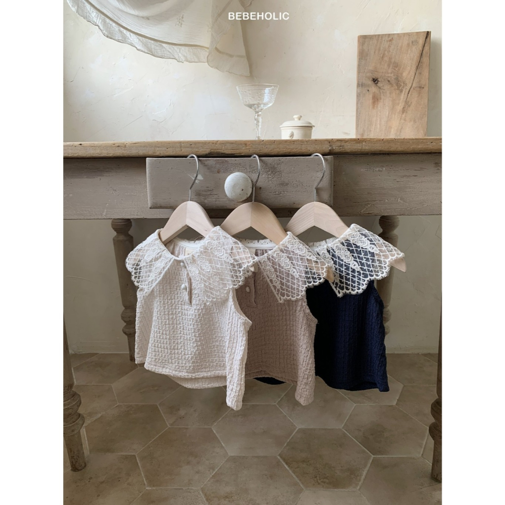 26夏 正韓 BEBEHOLIC｜Pure Lace 質感蕾絲 壓紋上衣-細節圖2