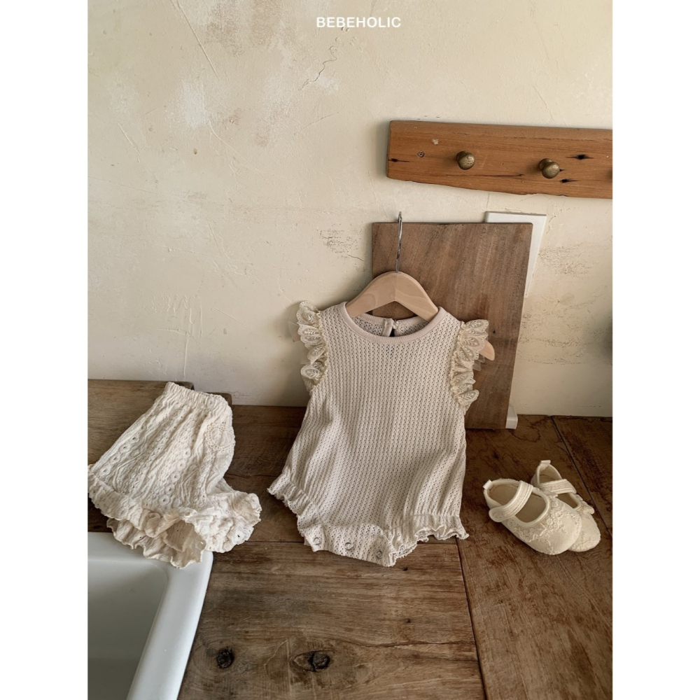 26夏 正韓 BEBEHOLIC｜Pure Lace 氣質壓紋 蕾絲袖 包屁衣-細節圖2