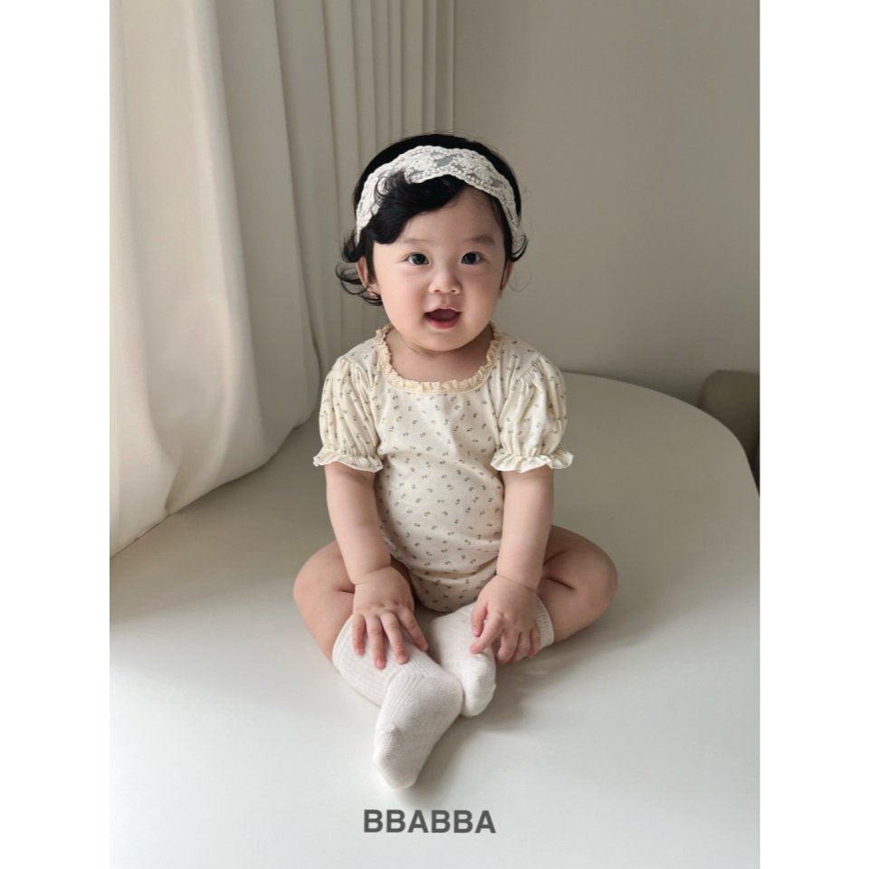 26夏 正韓 Bbabba ｜Cream Baby 小碎花滾邊布蕾 包屁衣-細節圖2