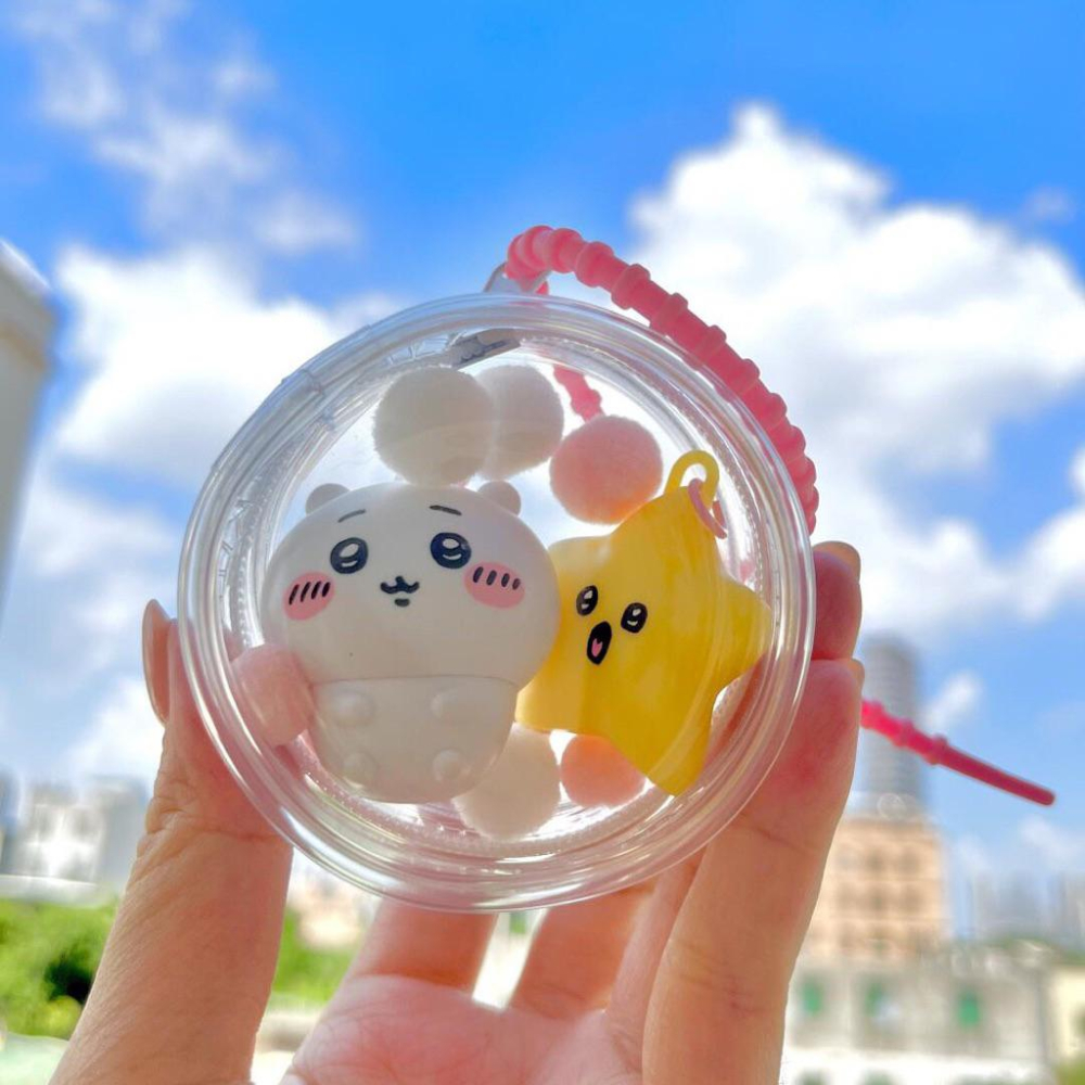 【沁的娃娃屋】❤️台灣出貨❤可以遛扭蛋公仔了😍附毛毛填充球&掛鏈6cm迷你透明痛包 公仔收納包 扭蛋 盲盒 防塵 造型包-細節圖2